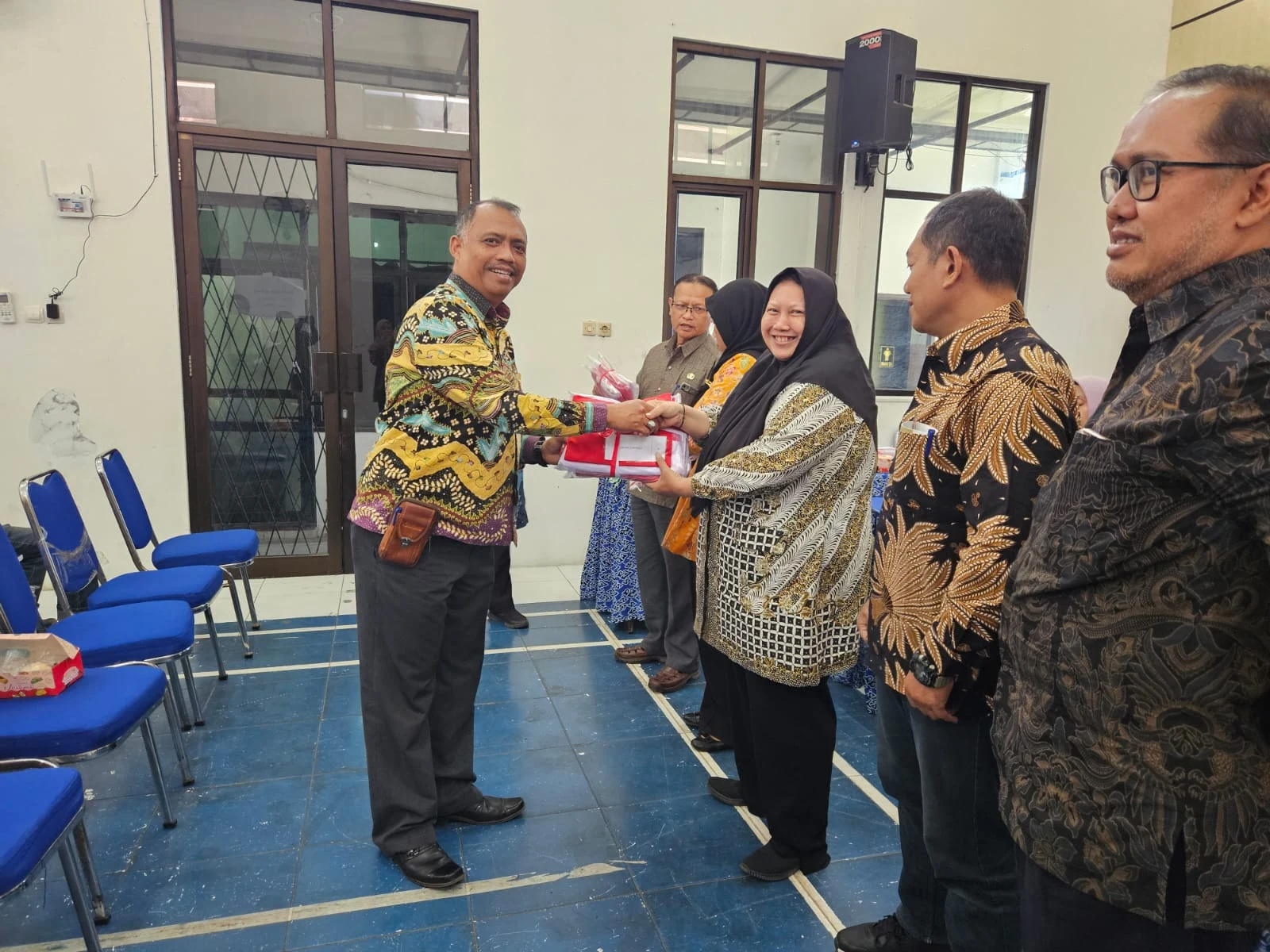 Menerima Bendera Merah Putih