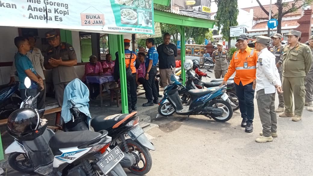 Trotoar Jalan Stasiun Kejaksan Segera Direvitalisasi, Satpol PP dan KAI Daop III Cirebon Lakukan Sosialisasi